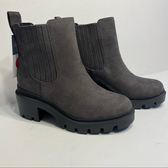 Universal Thread Shoes - NWT Universal Thread Gray Suede Chunky Heeled Booties Boots 5 Wide